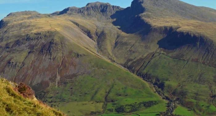 А сами они не смогли: в Британии с горы спасатели и полиция сняли четырех туристов-альпинистов «под кайфом»
