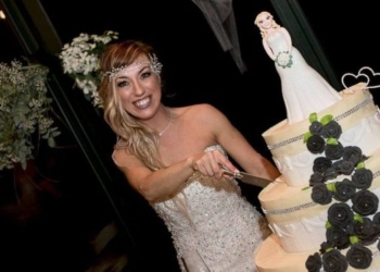 Выйти замуж за себя: итальянка провела свадебную церемонию для самой себя – с белым платьем, многослойным тортом, дружками и 70 гостями