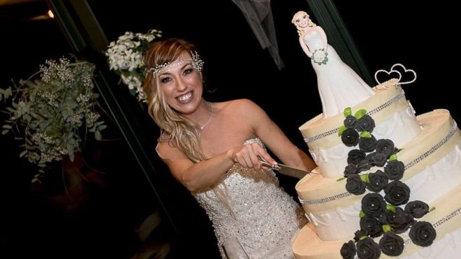 Выйти замуж за себя: итальянка провела свадебную церемонию для самой себя - с белым платьем, многослойным тортом, дружками и 70 гостями 1