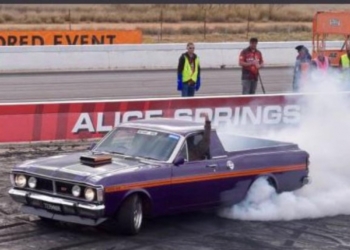 Да уж, не шампанское… На автофестивале в Австралии гонщик обдал зрителей горящим бензином