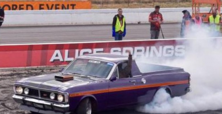 Да уж, не шампанское… На автофестивале в Австралии гонщик обдал зрителей горящим бензином