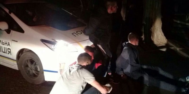 Сегодня ранним утром по улицам Николаева на микроавтобусе гоняли пьяные военные – задерживали их со стрельбой