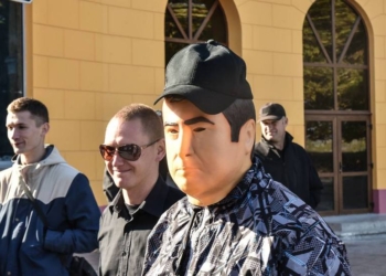 В Одессе противники Саакашвили набросились с кулаками на сторонников политика перед началом митинга