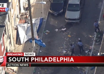 В американской Филадельфии женщина на автомобиле въехала в толпу людей – восемь человек серьезно пострадали