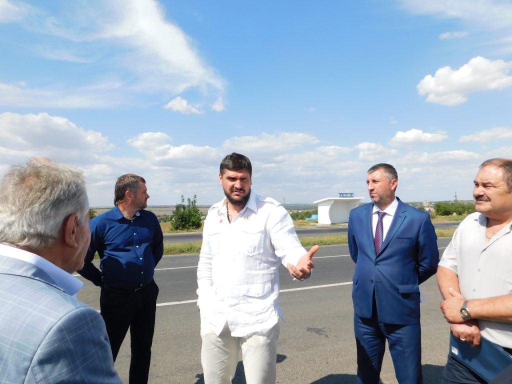 Ну, за ускорение. Алексей Савченко проинспектировал ремонт дороги Т-15-08 и потребовал поторопиться 1