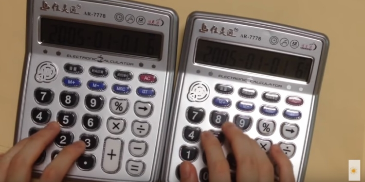 Парень из Японии на двух калькуляторах сыграл мировой хит “Despacito”