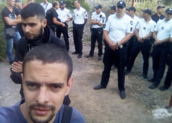 Забор частично снесен, опалубка уничтожена полностью: на строительстве храма Московского патриархата в Николаеве столкнулись прихожане и «свободовцы»