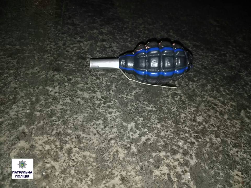 В Ингульском районе Николаева прохожий нашел предмет, похожий на гранату Ф-1 1