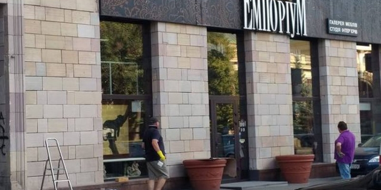 Со стен элитного магазина в Киеве смыли майдановские граффити