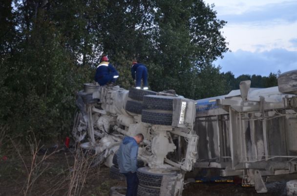 Жуть: в России тягач раздавил две машины: погибли 8 человек, четверо в больнице 17