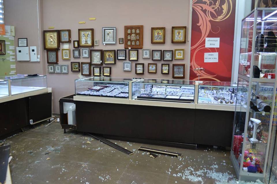 В Николаеве ограбили ювелирный магазин – преступники вынесли 3 сейфа с изделиями на сумму 3 млн.грн. 17