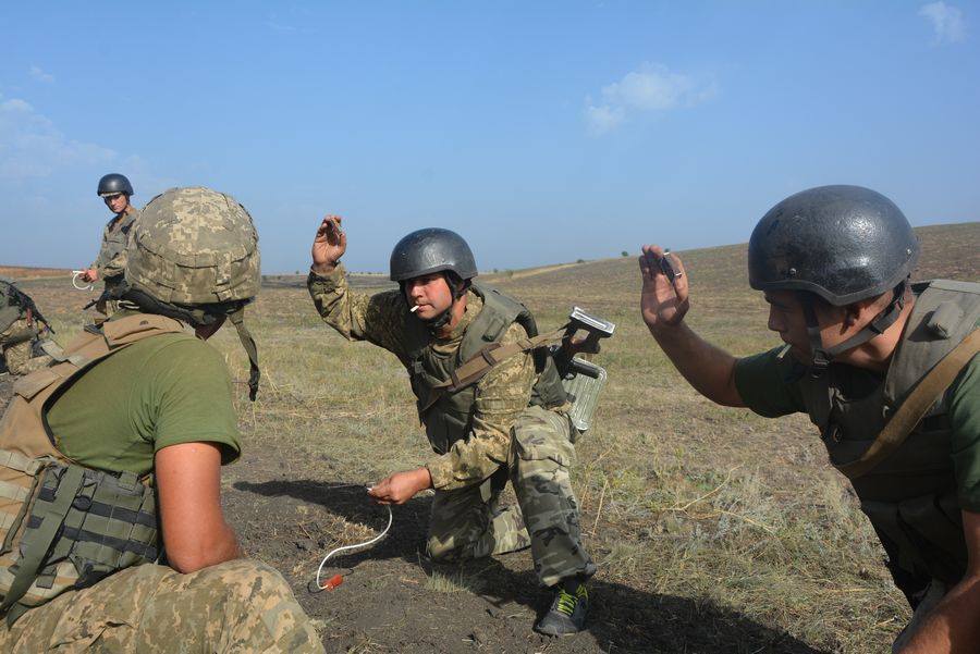 Без права на ошибку: николаевские десантники учат резервистов азам минно-подрывного дела 19