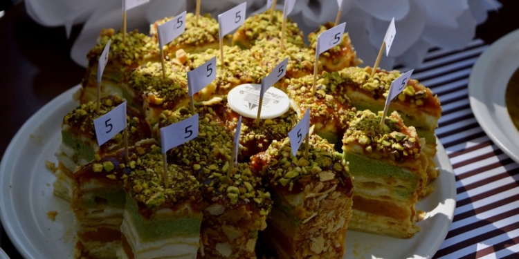 С фисташками и фисташковой прослойкой: «Миколаївським Наполеоном», сладким символом Николаева, стал торт, испеченный… политологом