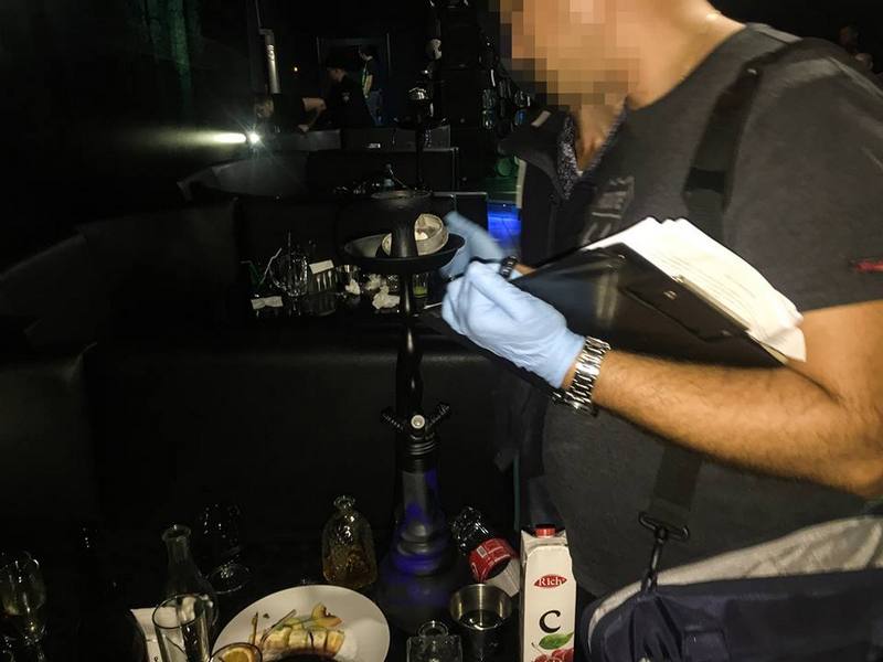 Во время обыска николаевского ночного клуба «Sumerki» полиция обнаружила оружие, наркотики и нелицензионный алкоголь, а также задержала 38 человек 37