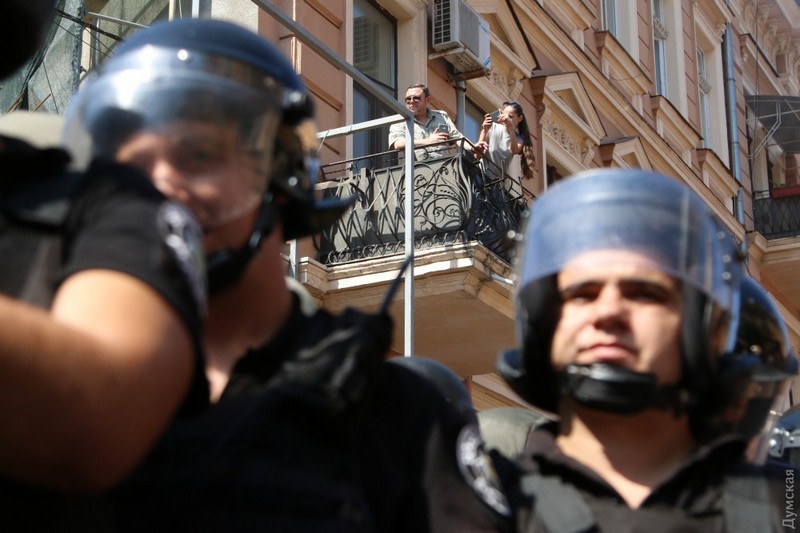 В Одессе активисты прорвались сквозь оцепление полиции на скандальную стройку 17