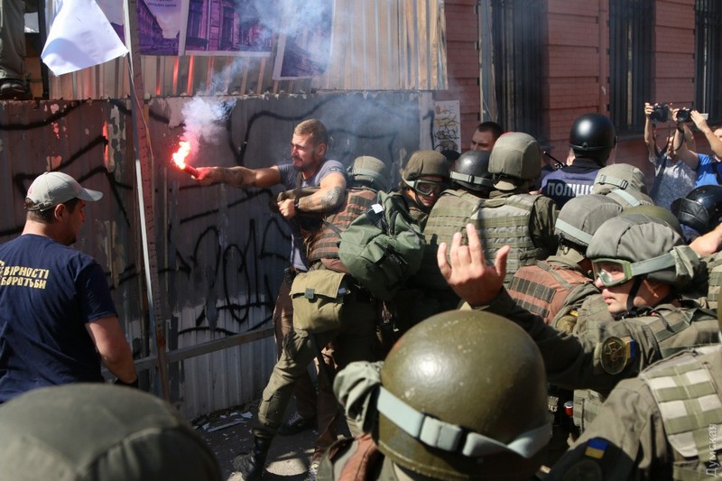 В Одессе активисты прорвались сквозь оцепление полиции на скандальную стройку 19