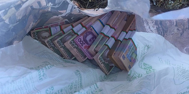 Полиция в Харьковской области задержала налоговиков на взятке в $20 тыс