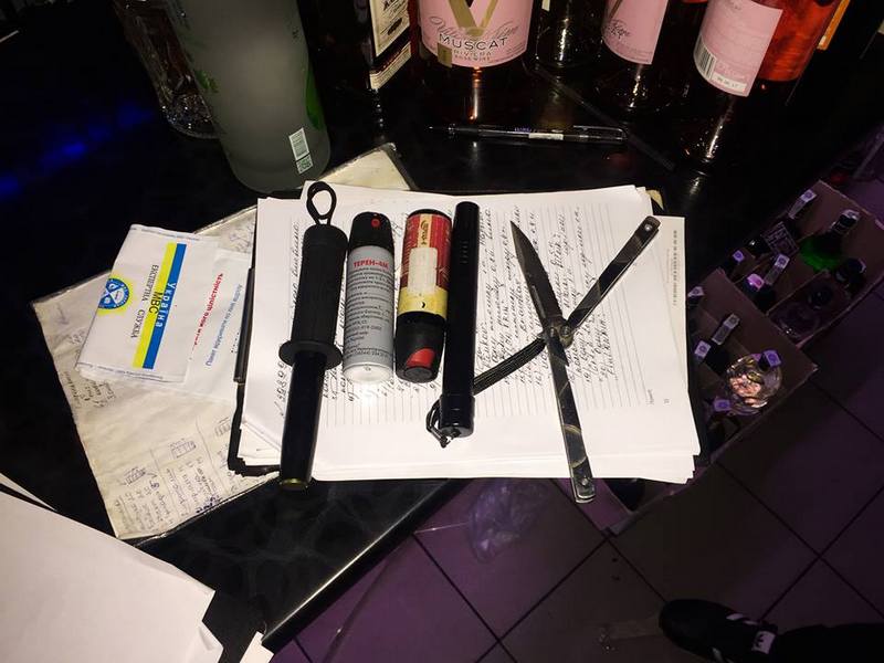 Во время обыска николаевского ночного клуба «Sumerki» полиция обнаружила оружие, наркотики и нелицензионный алкоголь, а также задержала 38 человек 41