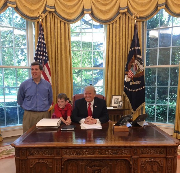 Трамп взял 11-летнего мальчика на работу в Белый дом - газонокосильщиком 3