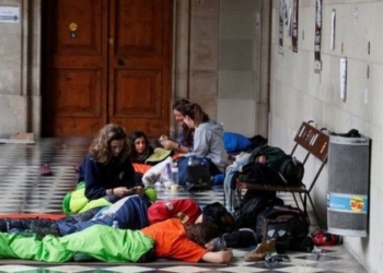 Перед референдумом о независимости Каталонии полиция опечатала более половины школ школы, где планировали открыть избирательные участки