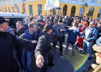 В Одессе противники Саакашвили набросились с кулаками на сторонников политика перед началом митинга