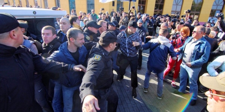 В Одессе противники Саакашвили набросились с кулаками на сторонников политика перед началом митинга