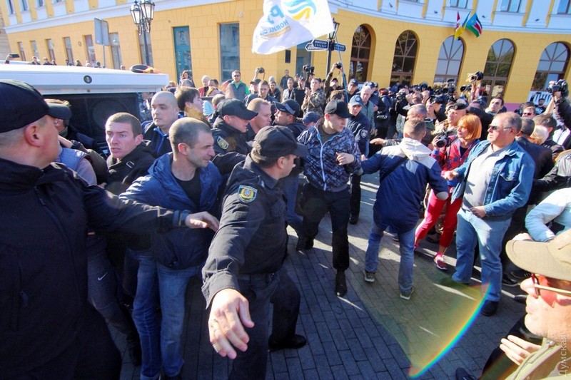 В Одессе противники Саакашвили набросились с кулаками на сторонников политика перед началом митинга 7