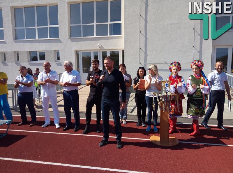 В Николаеве открыли стадион в Парке Победы: «Тут будет создаваться центр спорта, здоровой жизни и правильных семейных украинских ценностей» 21