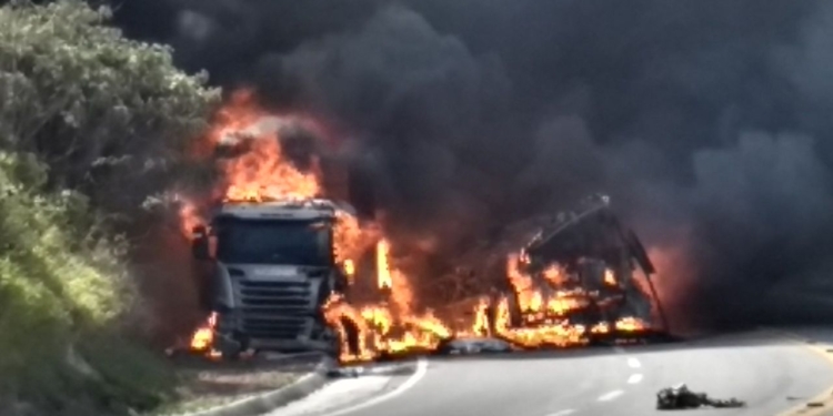 В Бразилии в результате ДТП вспыхнул автобус – погибли 11 танцоров из Германии