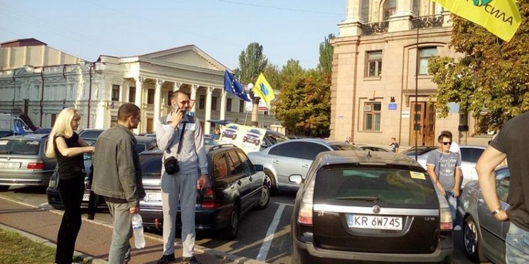 За доступную “растаможку” для всех украинцев: АвтоЕвроСила пикетирует Николаевский горсовет