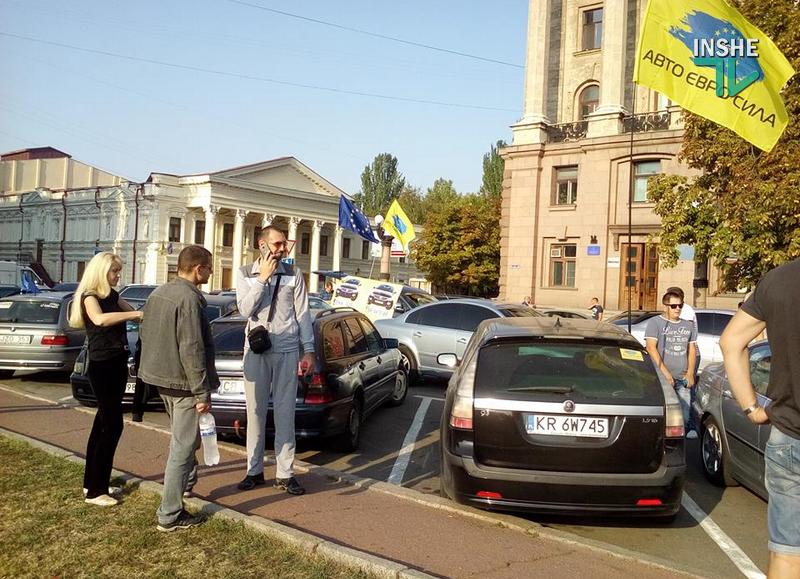 За доступную "растаможку" для всех украинцев: АвтоЕвроСила пикетирует Николаевский горсовет 17