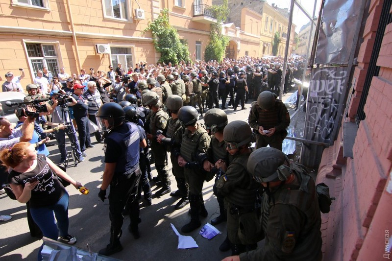 В Одессе активисты прорвались сквозь оцепление полиции на скандальную стройку 23