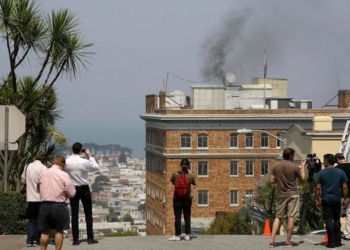 Черный дым над генконсульством РФ в США. Что-то жгут