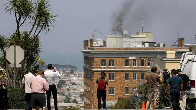 Черный дым над генконсульством РФ в США. Что-то жгут