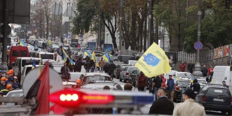 Нардепы запретят ввоз авто на еврономерах, – представитель Порошенко в Раде