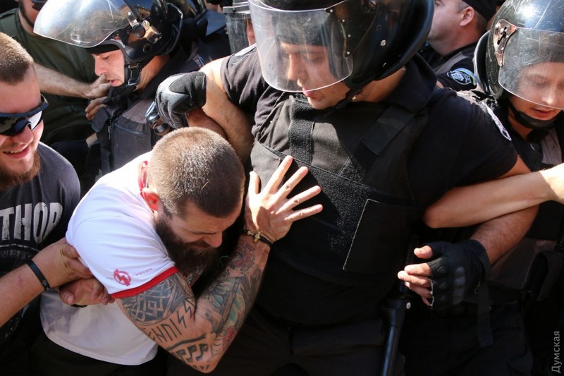 В Одессе активисты прорвались сквозь оцепление полиции на скандальную стройку 31