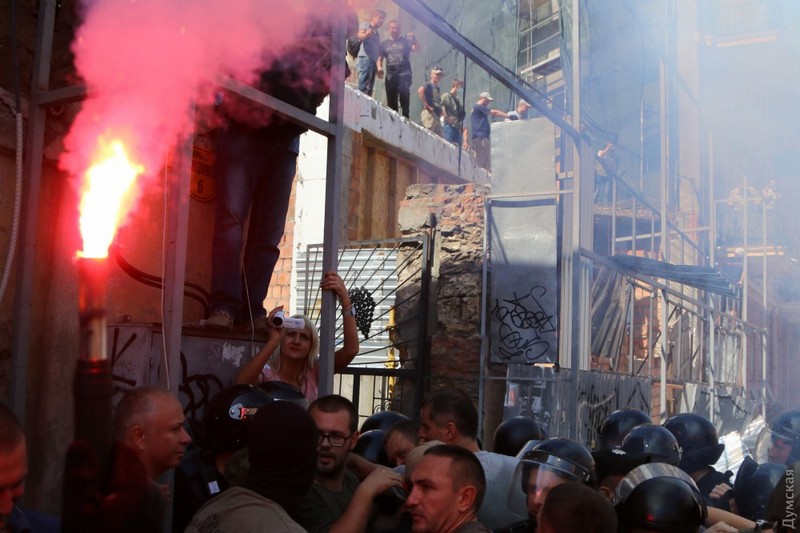 В Одессе активисты прорвались сквозь оцепление полиции на скандальную стройку 33