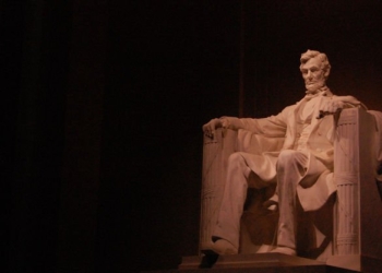 Тут был Ося. Парень из Кыргызстана нацарапал свое имя на мемориале Авраама Линкольна. Суд решит, сколько он теперь заплатит