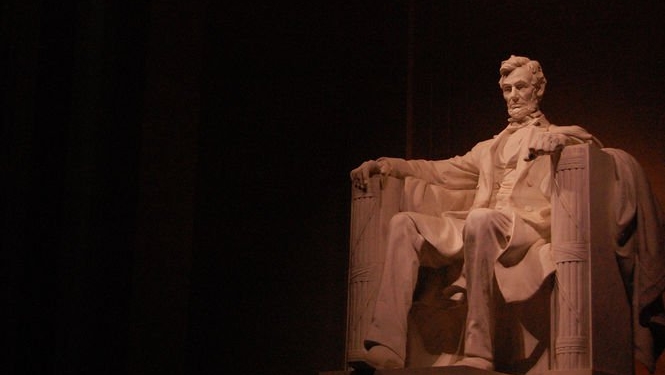 Тут был Ося. Парень из Кыргызстана нацарапал свое имя на мемориале Авраама Линкольна. Суд решит, сколько он теперь заплатит