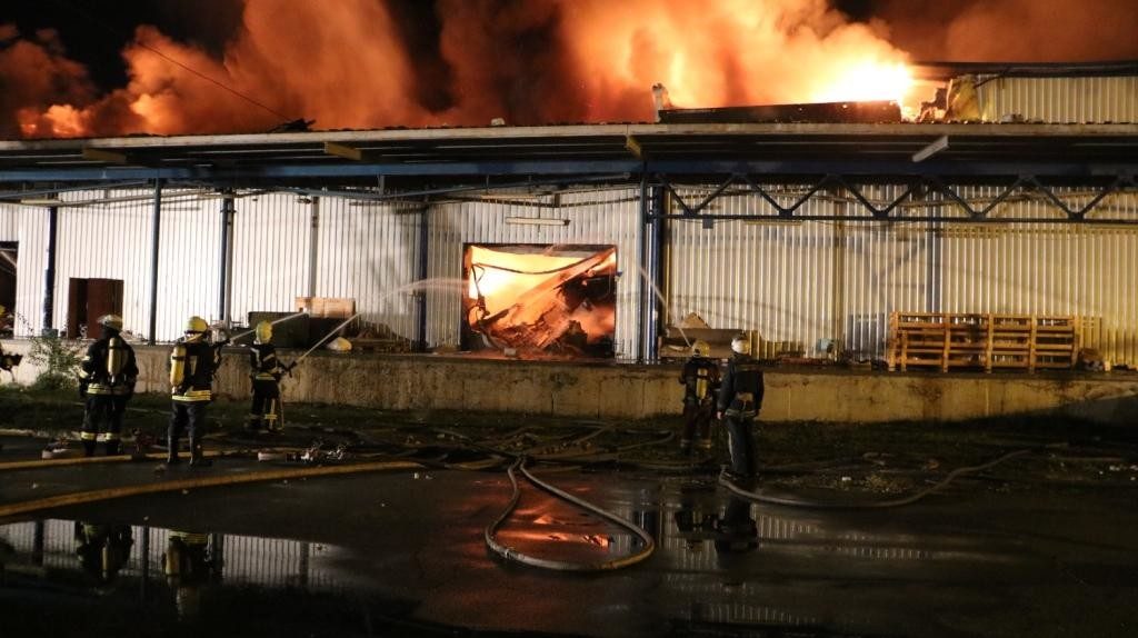 Ночью в Киеве загорелся склад стройматериалов, и снова не было воды. А рядом - склад с алкоголем... 3