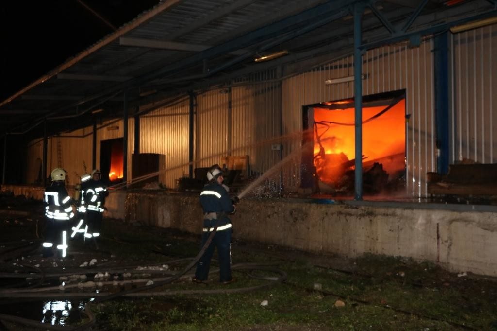 Ночью в Киеве загорелся склад стройматериалов, и снова не было воды. А рядом - склад с алкоголем... 7
