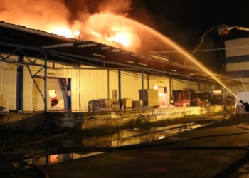 Ночью в Киеве загорелся склад стройматериалов, и снова не было воды. А рядом – склад с алкоголем…