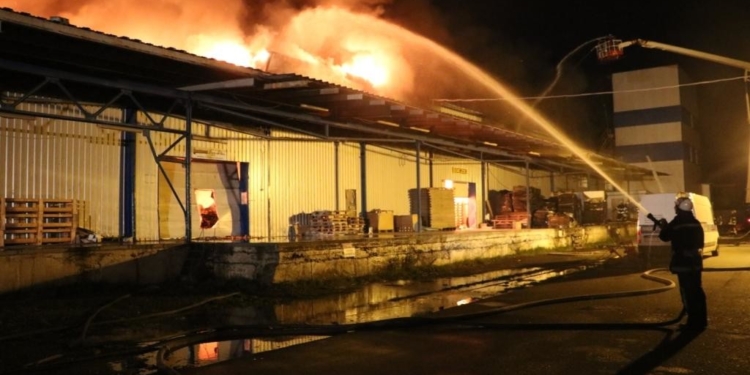 Ночью в Киеве загорелся склад стройматериалов, и снова не было воды. А рядом – склад с алкоголем…