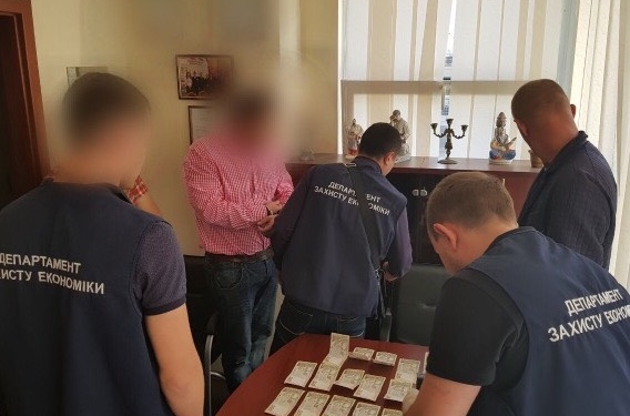 Учись, студент. Преподаватель вуза вымогал взятку у первокурсника, шантажируя переводом на контракт. Теперь сядет