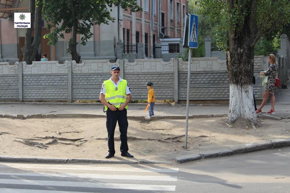 1 сентября в Николаеве: патрульные и общественный порядок обеспечивали, и подвозили опаздывающих первоклассников на торжественные линейки 4