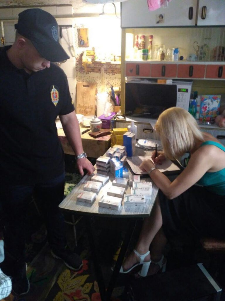 В Николаев и Сумы контрабандный трамадол поступал по почте – только из одной бандероли изъято более 400 наркосодержащих таблеток 1