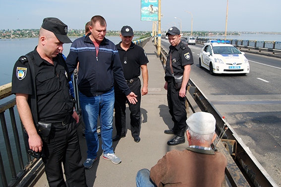На первый раз – предупредили, потом – оштрафуют: в Николаеве на Варваровском мосту «гоняли» рыбаков 5