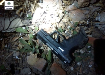 На «Северном» трое мужчин гуляли с наркотиками и пистолетами