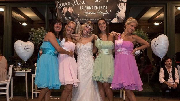 Выйти замуж за себя: итальянка провела свадебную церемонию для самой себя - с белым платьем, многослойным тортом, дружками и 70 гостями 3