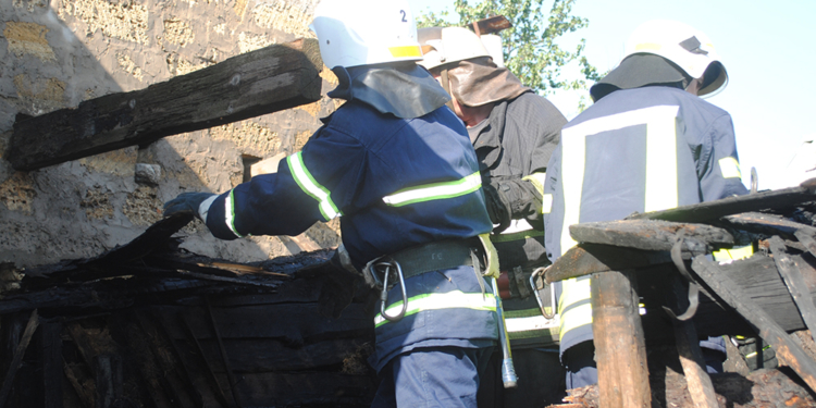 На Новом инвалидном хуторе в Николаеве из-за короткого замыкания загорелась хозпостройка